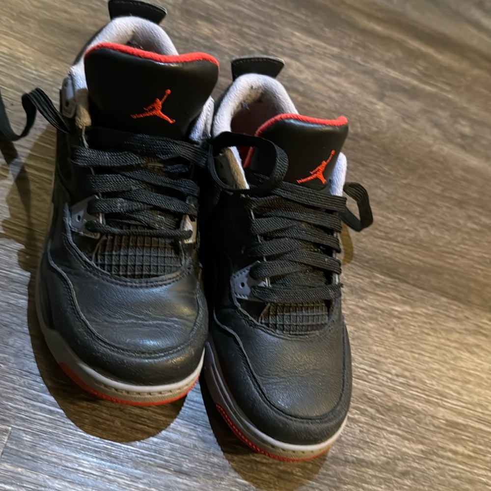 Boys retro 4 Jordans. ❤️🖤☑️